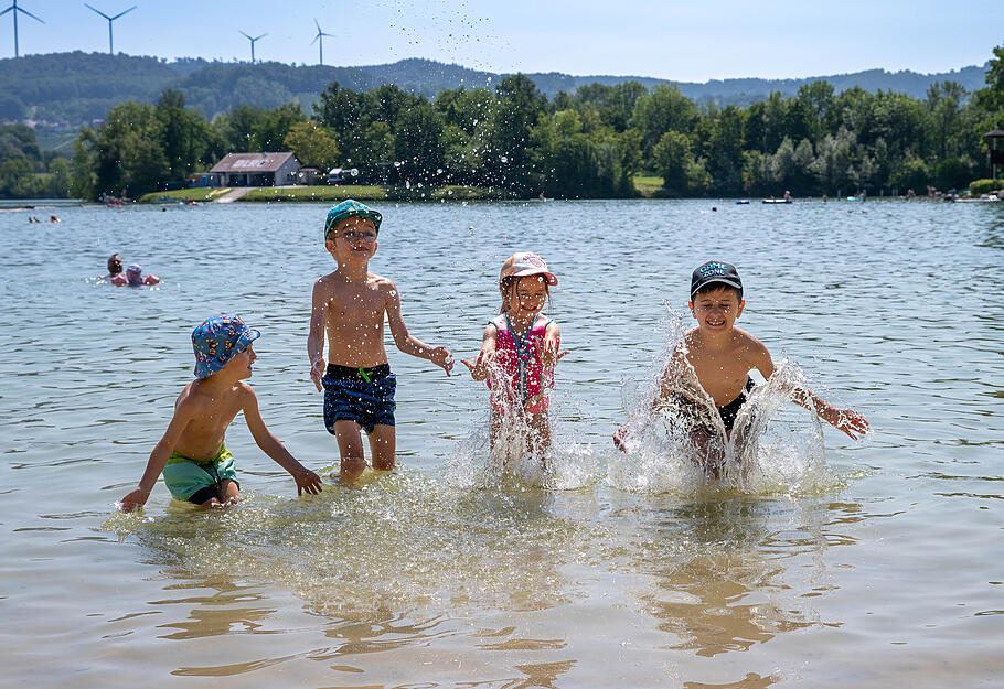 Sommerhitze, strahlender Sonnenschein – und doch herrscht am Breitenauer See überraschend wenig Trubel.