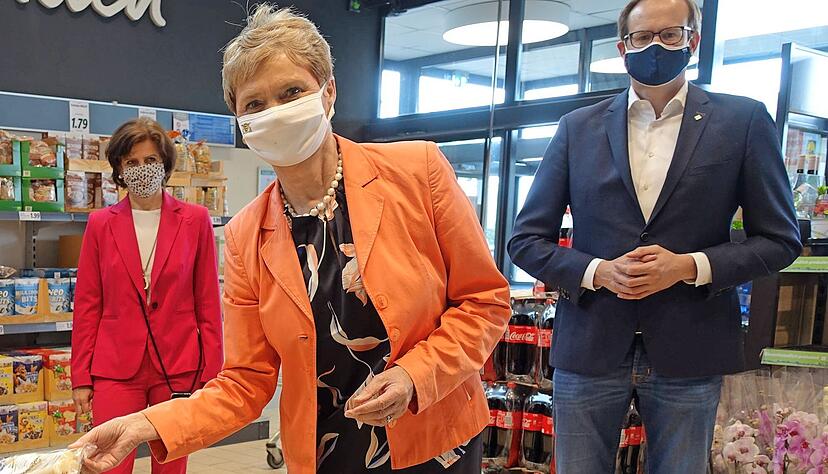 Abstand: Sabine Hagmann (Handelsverband, v.l.), Staatssekret&auml;rin Friedlinde Gurr-Hirsch und Lidl-Deutschlandchef Matthias Oppitz.