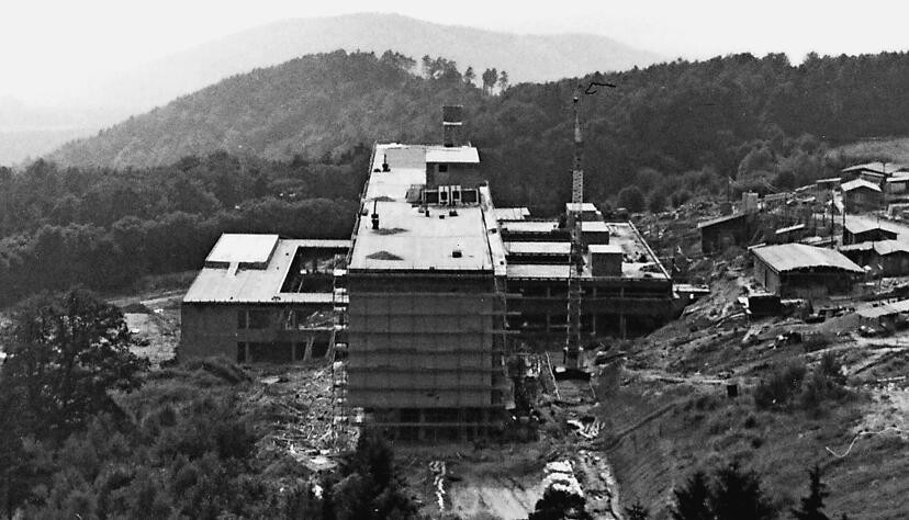 Blick auf den fertigen Rohbau des Sanatoriums für Tuberkulose-Kranke im Juni 1958 auf dem "Gaishölzle"-Plateau, 500 Meter über dem Meeresspiegel. 1960 wurde es eingeweiht.
Fotos: Archiv/Kugler/Werner Koch & Co. Blick auf den fertigen Rohbau des Sanatoriums für Tuberkulose-Kranke im Juni 1958 auf dem "Gaishölzle"-Plateau, 500 Meter über dem Meeresspiegel. 1960 wurde es eingeweiht.
Fotos: Archiv/Kugler/Werner Koch & Co.