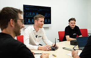 Die WRS-Gründer haben eine Technik entwickelt, die auch mittelständischen Kunden mit größeren Druckluftsystemen viel Geld sparen kann. Die WRS-Gründer haben eine Technik entwickelt, die auch mittelständischen Kunden mit größeren Druckluftsystemen viel Geld sparen kann.