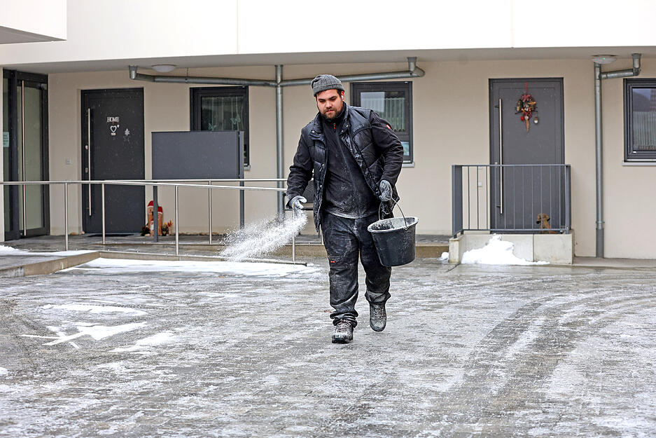 Nicht nur der Winterdienst ist beim Streuen gefordert.