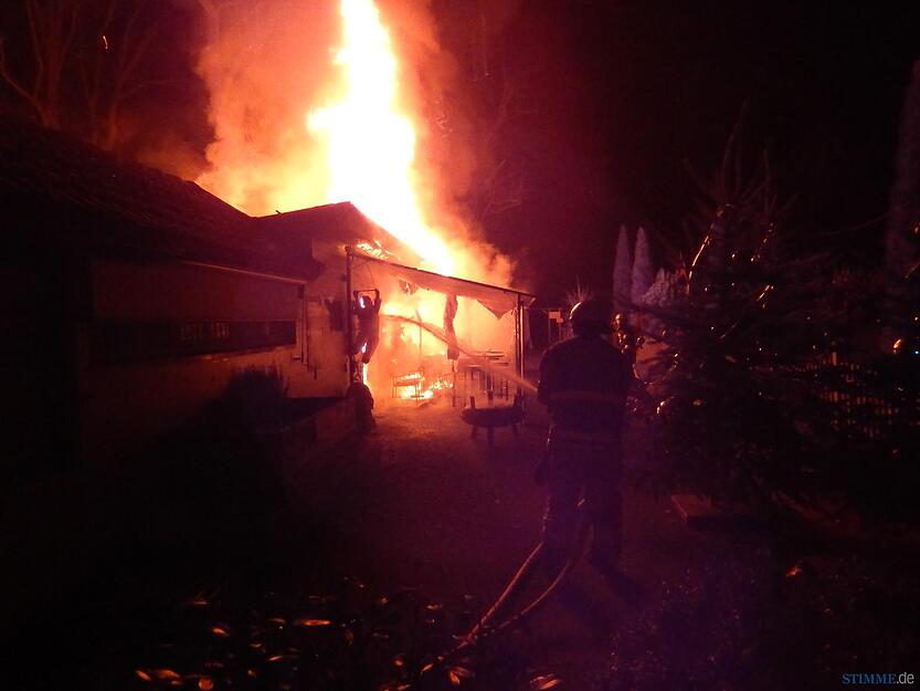 Als die Feuerwehr um 23:22 Uhr vor Ort eintraf, stand das Gebäude bereits in Flammen.