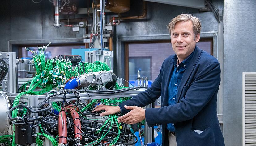 Karsten Wittek an einem Motorenprüfstand in seinem Labor für Kolbenmaschinen. Hier wird jede Temperatur überwacht, alles optimiert. Doch mit Effizienz allein wird wirksamer Klimaschutz nicht möglich sein, warnt Wittek.
Fotos: Christiana Kunz Karsten Wittek an einem Motorenprüfstand in seinem Labor für Kolbenmaschinen. Hier wird jede Temperatur überwacht, alles optimiert. Doch mit Effizienz allein wird wirksamer Klimaschutz nicht möglich sein, warnt Wittek.
Fotos: Christiana Kunz