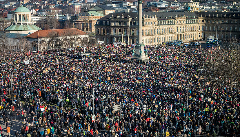 Deutlich mehr Teilnehmer als zunächst erwartet haben sich am Samstag auf dem Stuttgarter Schlossplatz versammelt. Deutlich mehr Teilnehmer als zunächst erwartet haben sich am Samstag auf dem Stuttgarter Schlossplatz versammelt.