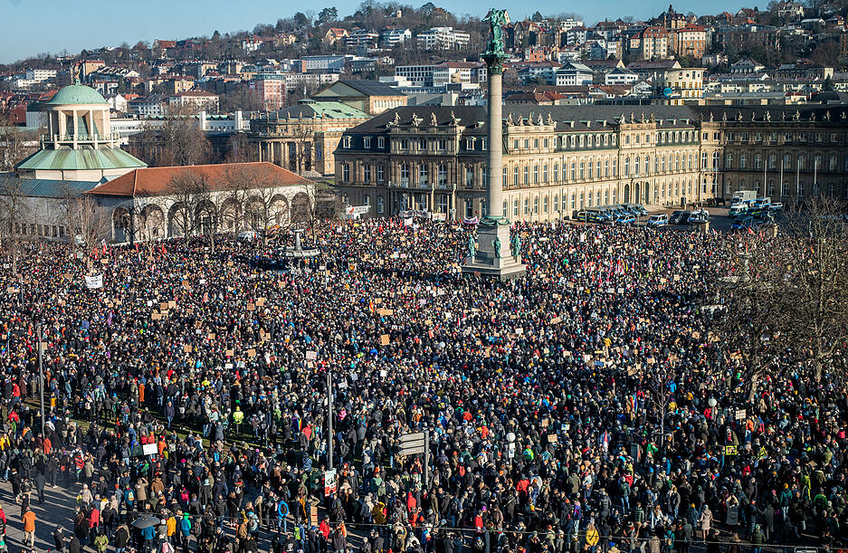 Deutlich mehr Teilnehmer als zunächst erwartet haben sich am Samstag auf dem Stuttgarter Schlossplatz versammelt.