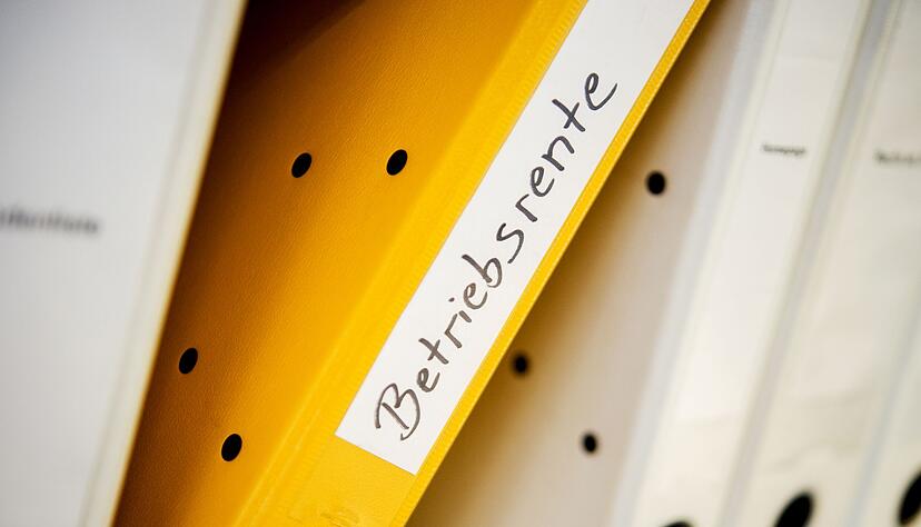 Die Anrechnung von Erwerbseinkommen auf eine Betriebsrente ist zulässig, wenn das in den Versorgungsbestimmungen ausdrücklich geregelt ist, entschied das Landesarbeitsgericht Düsseldorf. Die Anrechnung von Erwerbseinkommen auf eine Betriebsrente ist zulässig, wenn das in den Versorgungsbestimmungen ausdrücklich geregelt ist, entschied das Landesarbeitsgericht Düsseldorf.