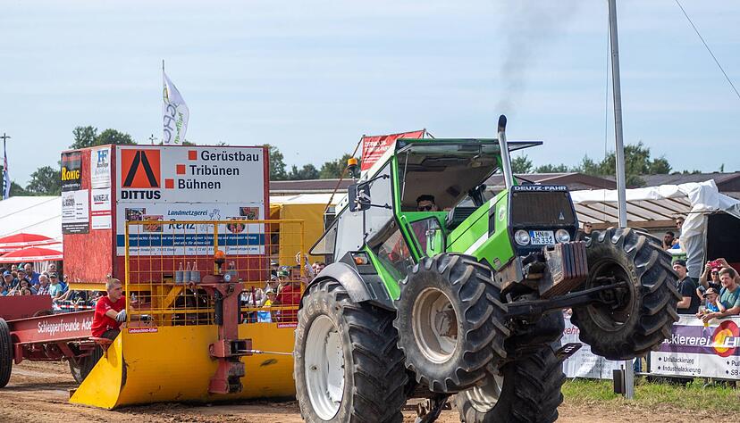 Traktor geht steil: Starter Yassin Birouk aus Adelshofen in der Standardklasse Ackerschlepper 4,8 Tonnen beim Sontheimer Trecker-Treck.
Foto: Mario Berger Traktor geht steil: Starter Yassin Birouk aus Adelshofen in der Standardklasse Ackerschlepper 4,8 Tonnen beim Sontheimer Trecker-Treck.
Foto: Mario Berger