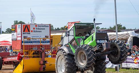 Traktor geht steil: Starter Yassin Birouk aus Adelshofen in der Standardklasse Ackerschlepper 4,8 Tonnen beim Sontheimer Trecker-Treck.
Foto: Mario Berger Traktor geht steil: Starter Yassin Birouk aus Adelshofen in der Standardklasse Ackerschlepper 4,8 Tonnen beim Sontheimer Trecker-Treck.
Foto: Mario Berger