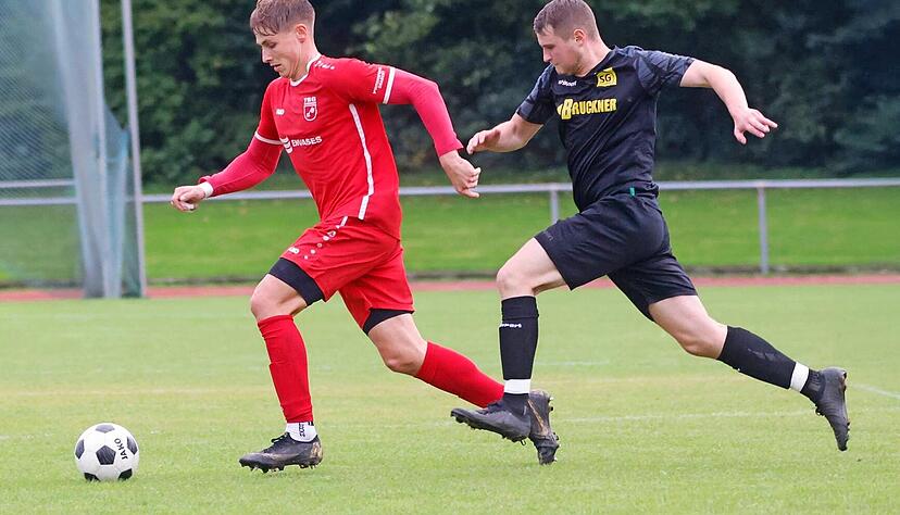 Der Öhringer Cedric Weyreter (links) war zuletzt angeschlagen. Hinter seinem Einsatz steht am Freitagabend in Crailsheim ein Fragezeichen. Trainer Tobias Weis wird kurzfristig entscheiden müssen.
Foto: Marc Schmerbeck Der Öhringer Cedric Weyreter (links) war zuletzt angeschlagen. Hinter seinem Einsatz steht am Freitagabend in Crailsheim ein Fragezeichen. Trainer Tobias Weis wird kurzfristig entscheiden müssen.
Foto: Marc Schmerbeck