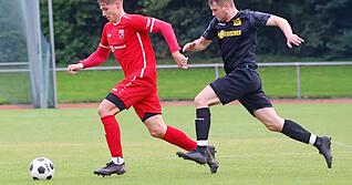 Der Öhringer Cedric Weyreter (links) war zuletzt angeschlagen. Hinter seinem Einsatz steht am Freitagabend in Crailsheim ein Fragezeichen. Trainer Tobias Weis wird kurzfristig entscheiden müssen.
Foto: Marc Schmerbeck