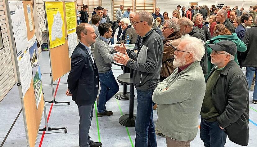 Dem ersten gro&szlig;en Infoabend zur Reaktivierung der Kochertalbahn waren rund 300 Interessierte am 21. Januar in die Carl-Julius-Weber-Halle nach Kupferzell gekommen.