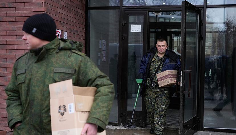Ermittler verlassen das Geb&auml;ude, in dem die Sch&uuml;sse auf den General abgefeuert wurden - er selbst liegt im Krankenhaus.