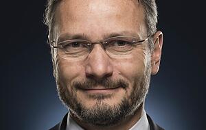 Eric Sax, Direktor des Instituts für eingebettete Systeme und Sensortechnik am Karlsruher KIT. Foto: dpa
