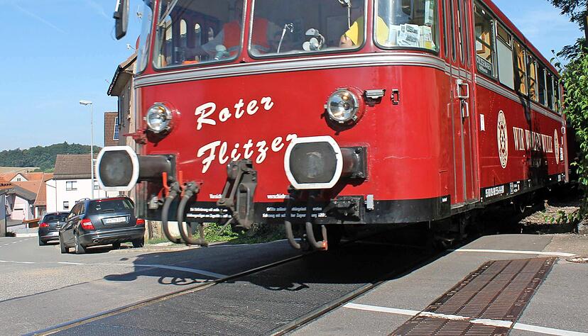 Bisher fahren nur Ausflugsbahnen wie dieser Schienenbus durchs Krebsbachtal zwischen Hüffenhardt und Neckarbischofsheim. Bisher fahren nur Ausflugsbahnen wie dieser Schienenbus durchs Krebsbachtal zwischen Hüffenhardt und Neckarbischofsheim.