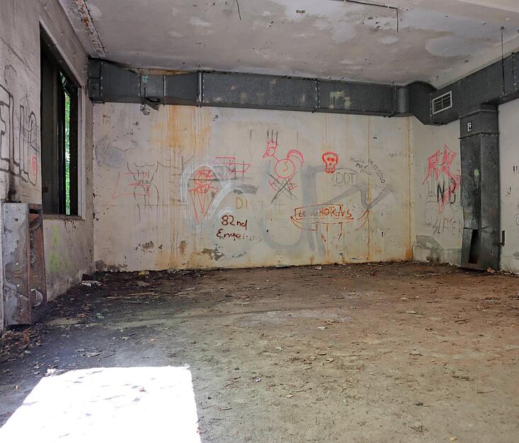 Der Zahn der Zeit und Besucher mit Spraydosen nagen am Stahlbeton. Die Räume im Innern sind trocken und passiv belüftet.