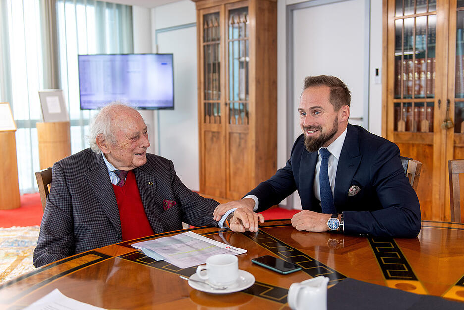 Seite an Seite arbeiten Reinhoold (links) und Benjamin Würth zusammen. Im Gespräch mit unserer Zeitung erklären sie, welche Vorlieben sie teilen, wo es mit dem Unternehmen derzeit hingeht und was an Weihnachten geplant ist.