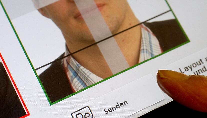 Ab August ist auf den B&uuml;rger&auml;mtern Schluss mit Papierfotos. (Archivbild)