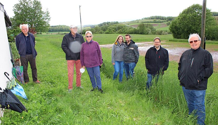 Anwohner bei einem Ortstermin. Die Stadt will den betagten Bolzplatz und das Gel&auml;nde darum herum als Potentialfl&auml;che f&uuml;r Wohnh&auml;user entwickeln. Foto: J&ouml;rg K&uuml;hl