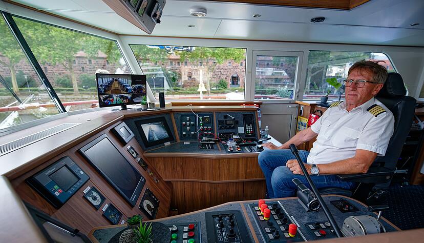 Lässig mit der rechten Hand steuert er das Schiff. Lässig mit der rechten Hand steuert er das Schiff.