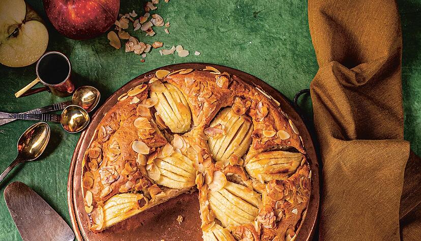 Ergibt ein besonderes Muster: Die halben Äpfel werden nicht in Scheibchen oder Viertel durchgeschnitten, sondern nur eingeritzt und tief in den zuckerfreien Teig gedrückt und gebacken.