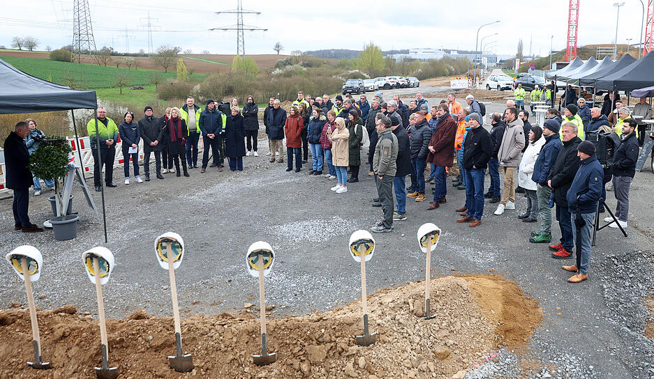 Vertreter der Stadt Heilbronn feiern den Baubeginn der Nordumfahrung und der Neckartalstra&szlig;e.