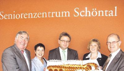 Landrat Helmut M. Jahn und B&uuml;rgermeisterin Patrizia Filz freuten sich mit den Organisatoren &uuml;ber den Schl&uuml;ssel aus Hefeteig als Einweihungsgeschenk.Foto: Burkert