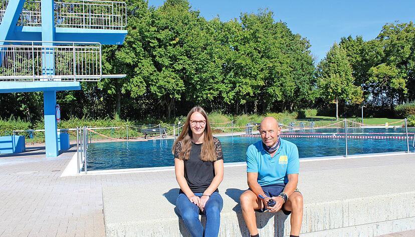 Die Becken waren an vielen Tagen voll: Nicole Schellenbauer von den Stadtwerken und Bademeister Dietmar Schmid ziehen zum Saisonende Bilanz.
Foto: Birgit Riecker