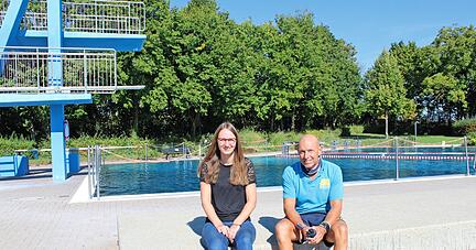 Die Becken waren an vielen Tagen voll: Nicole Schellenbauer von den Stadtwerken und Bademeister Dietmar Schmid ziehen zum Saisonende Bilanz.
Foto: Birgit Riecker