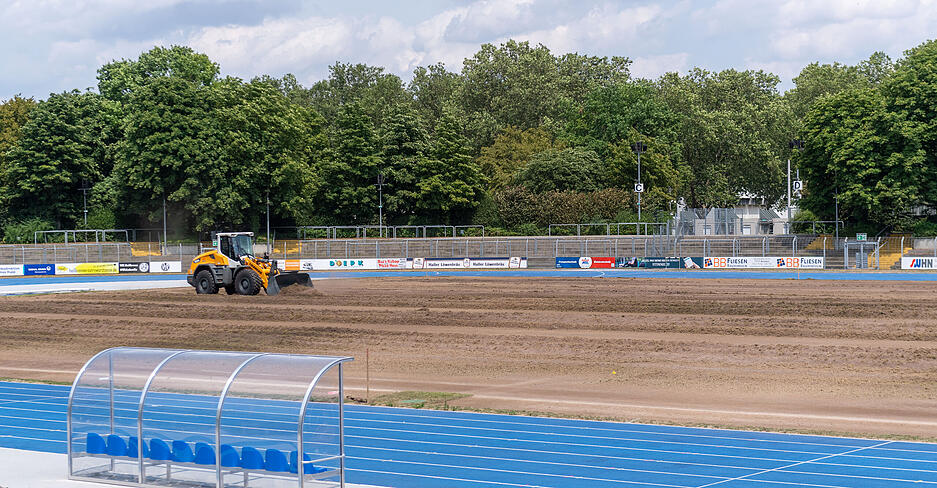 Rasenfläche Frankenstadion wird abgetragen
