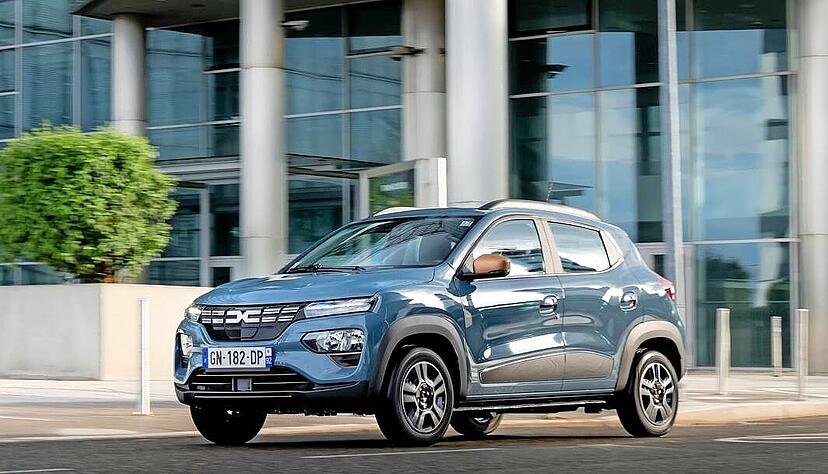 Von oben nach unten: Der Dacia Spring ist derzeit das g&uuml;nstigste E-Auto in Deutschland. Im Januar startet der Citro&euml;n C3 ab 23 300 Euro. 2025 bringt VW als elektrisches Einstiegsmodell den ID.2.