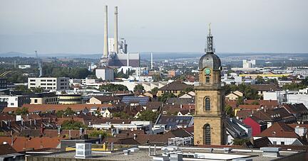 Der Blick auf den Heilbronner Hafenmarktturm mit dem Kraftwerk im Hintergrund. Foto: Archiv/Berger