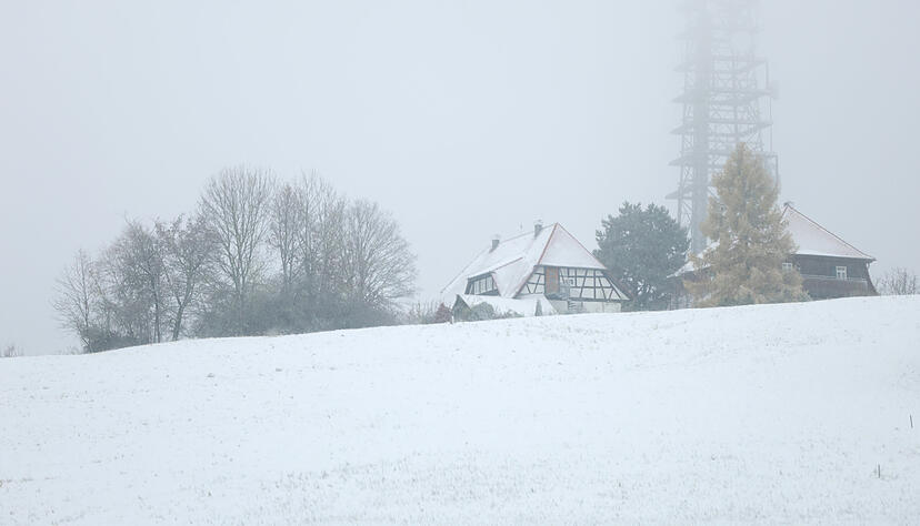 Landschaft und Hausdächer in den Löwensteiner Bergen ziert eine weiße Schicht.
