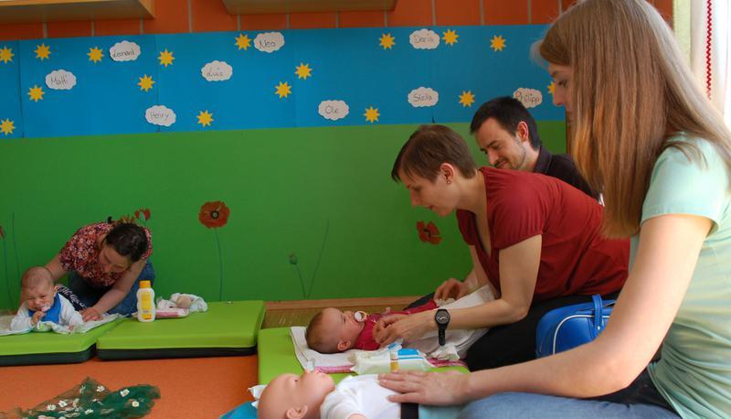 Nicola Hilkert (vorne) zeigt den Eltern, wie sie ihren Nachwuchs bei einer Babymassage verwöhnen können.
Foto: Stefanie Pfäffle