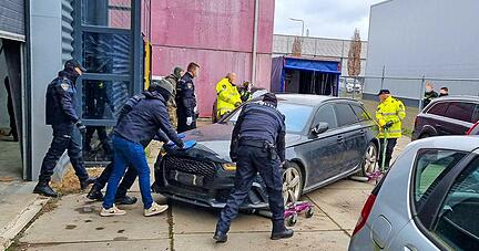 Polizisten beschlagnahmen einen Audi RS6, mit dem die mutmaßlichen Täter nach Sprengungen von Geldautomaten geflüchtet sein sollen. Das deckt sich mit einer Zeugenangabe jüngst in Schwabbach.
