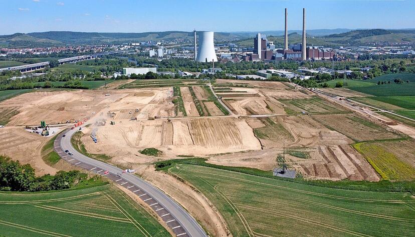 In den Steinäckern, wo in den nächsten Jahren der Ipai-Campus entsteht, hat vor einigen Tagen das Einrichten der Baustelle begonnen. Bis zum offiziellen Spatenstich im November wird das Gelände begradigt. In den Steinäckern, wo in den nächsten Jahren der Ipai-Campus entsteht, hat vor einigen Tagen das Einrichten der Baustelle begonnen. Bis zum offiziellen Spatenstich im November wird das Gelände begradigt.