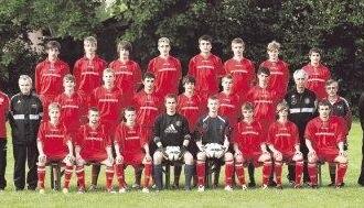 In der Regionalauswahl spielen (hinten von links): Manuel Geiger (TSG Bretzfeld), Emre Bingöl (TSG Bretzfeld), Robin Eberhard (TSG Bretzfeld), Benjamin Kurz (FSV Hollenbach), Daniel Schmetzle (FSV Hollenbach), Fabio Michel (FSV Hollenbach), Julian Aeissen (FSV Hallenbach), Pablo Martinez: (TSG Öhringen). Mitte: Dieter Krämer (Junioren-Trainer TSG Bretzfeld), Günther Major (Trainer DFB-Stützpunkt Heilbronn), Tom Finkbeiner (FV Wüstenrot), Paul Württemberger (TSG Bretzfeld), Maximillan Pfeifer (FSV Hollenbach), Hannes Platzgammer (FSV Hollenbach), Bernd Botsch (FSV Hollenbach), Manuel Martinez (TSG Öhringen), Joachim Pfeifer (Trainer DFB-Stützpunkt Schrozberg), Dieter Richter (Trainer DFB-Stützpunkt Schwäbisch Hall/Hessental), Florian Megerle (Trainer DFB-Stützpunkt Schwäbisch Hall/Hessental)Vorne: Christoph Schneider (FSV Hollenbach), Florian Ruck (TSG Bretzfeld), Kreshnik Lushtaku (FC Heilbronn), Mohamed Yilmaz (SC Abstatt), Michaet Bauer (FSV Hollenbach), Patrick Bertok (FC Heilbronn), Max Knarr (FC Heilbronn), Dominik SWA (FV Wüstenrot).Foto: Alexander Bertok In der Regionalauswahl spielen (hinten von links): Manuel Geiger (TSG Bretzfeld), Emre Bingöl (TSG Bretzfeld), Robin Eberhard (TSG Bretzfeld), Benjamin Kurz (FSV Hollenbach), Daniel Schmetzle (FSV Hollenbach), Fabio Michel (FSV Hollenbach), Julian Aeissen (FSV Hallenbach), Pablo Martinez: (TSG Öhringen). Mitte: Dieter Krämer (Junioren-Trainer TSG Bretzfeld), Günther Major (Trainer DFB-Stützpunkt Heilbronn), Tom Finkbeiner (FV Wüstenrot), Paul Württemberger (TSG Bretzfeld), Maximillan Pfeifer (FSV Hollenbach), Hannes Platzgammer (FSV Hollenbach), Bernd Botsch (FSV Hollenbach), Manuel Martinez (TSG Öhringen), Joachim Pfeifer (Trainer DFB-Stützpunkt Schrozberg), Dieter Richter (Trainer DFB-Stützpunkt Schwäbisch Hall/Hessental), Florian Megerle (Trainer DFB-Stützpunkt Schwäbisch Hall/Hessental)Vorne: Christoph Schneider (FSV Hollenbach), Florian Ruck (TSG Bretzfeld), Kreshnik Lushtaku (FC Heilbronn), Mohamed Yilmaz (SC Abstatt), Michaet Bauer (FSV Hollenbach), Patrick Bertok (FC Heilbronn), Max Knarr (FC Heilbronn), Dominik SWA (FV Wüstenrot).Foto: Alexander Bertok