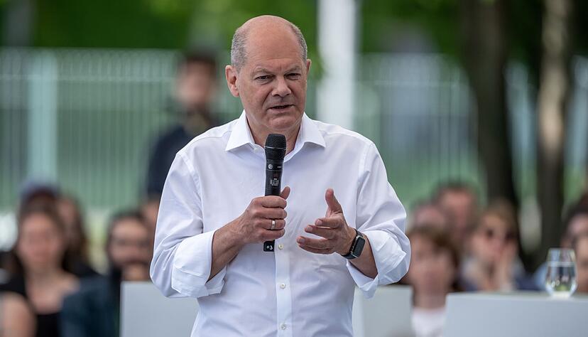 Bundeskanzler Olaf Scholz freut sich auf die Fußball-EM.