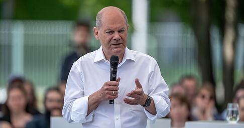 Bundeskanzler Olaf Scholz freut sich auf die Fußball-EM.