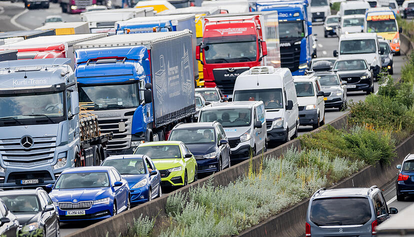 Bis 2040 soll der Lkw-Güterverkehr um ein Drittel zunehmen. Davon gehen Branchenexperten und das Bundesverkehrsministerium aus. Allerdings fehlen die Fahrer.