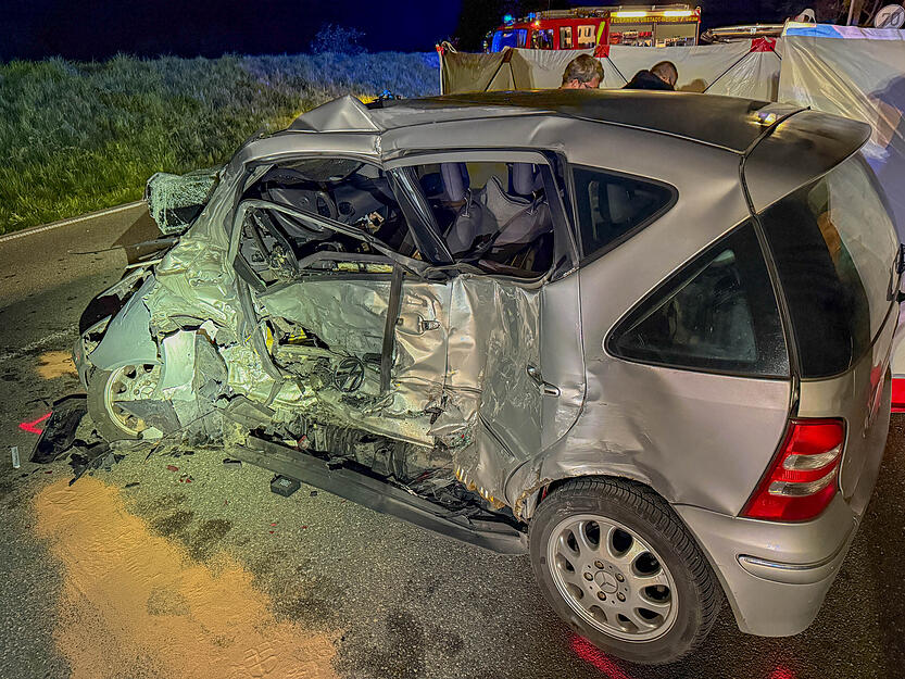 Der 59-j&auml;hrigen VW-Touareg-Fahrer ist schwer verletzt.