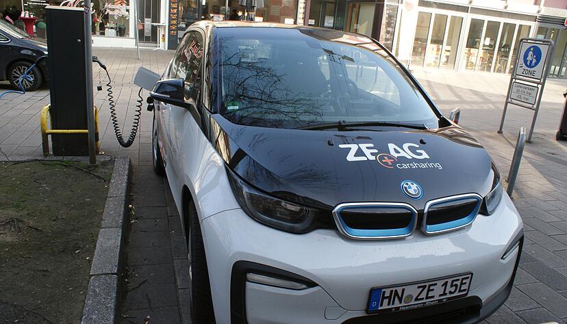 Der Stellplatz eines E-BMW der Zeag in der Heilbronner Lohtorstraße. Hier wird das Auto nach dem Gebrauch gleich wieder an der Elektrosäule aufgeladen. Man vermiete täglich Autos, sagt eine Sprecherin. Der Stellplatz eines E-BMW der Zeag in der Heilbronner Lohtorstraße. Hier wird das Auto nach dem Gebrauch gleich wieder an der Elektrosäule aufgeladen. Man vermiete täglich Autos, sagt eine Sprecherin.