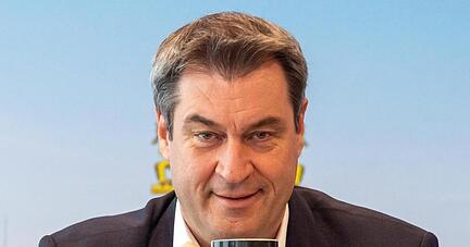 Markus Söder (CSU) trinkt aus einer Tasse.