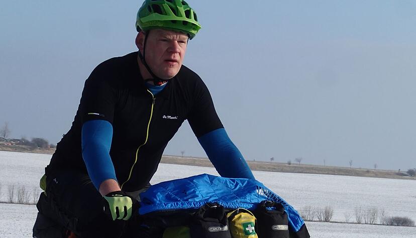 Ganzjahresradeln im Extrem: F&uuml;r ein Jahr packte Gunnar Fehlau einen aufs N&ouml;tigste reduzierten Hausstand aufs Fahrrad und fuhr, arbeitete und lebte unterwegs.