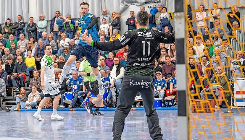 TSB-Linksaußen Yannik Starz im Duell mit Torwart Levin Stasch vom HC Oppenweiler/Backnang. Der hielt stark, unter anderem drei Siebenmeter. TSB-Linksaußen Yannik Starz im Duell mit Torwart Levin Stasch vom HC Oppenweiler/Backnang. Der hielt stark, unter anderem drei Siebenmeter.