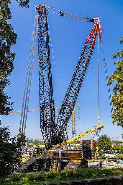 Mit einem Riesen-Kran wurde das 320-Tonnen-Bauteil langsam in die Baugrube gehoben. Mit einem Riesen-Kran wurde das 320-Tonnen-Bauteil langsam in die Baugrube gehoben.
