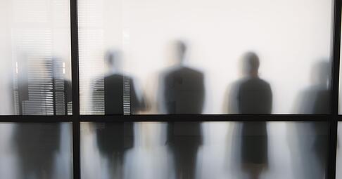 Kleine Notl&uuml;gen im Job sind allt&auml;glich: Oft geht es darum, sich selbst oder andere zu sch&uuml;tzen.