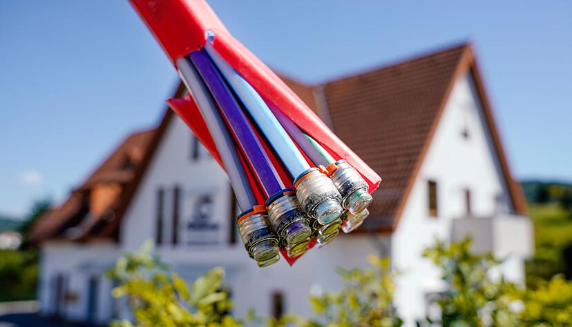 Sparpotential: Buchen Eigent&uuml;mer beim ausbauenden Anbieter f&uuml;r Glasfaser einen Zweijahres-Vertrag dazu, bekommen sie den Anschluss in der Regel kostenlos.