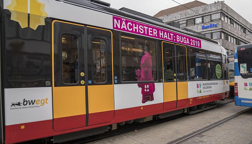 Bunt und unübersehbar, die Werbung auf dem Wagen. Foto: privat