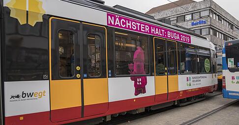 Bunt und unübersehbar, die Werbung auf dem Wagen. Foto: privat Bunt und unübersehbar, die Werbung auf dem Wagen. Foto: privat