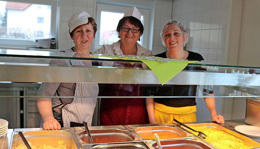 Freuen sich, dass das Essen in der neuen Mensa der August-Weygang-Gemeinschaftsschule so viel Zuspruch findet: die Mitarbeiterinnen (von links) Doris Nodes, Brigitte Seger und Kerstin Roth .
Fotos: Bettina Hachenberg